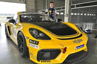 Adrenalinkick: Tourenwagen-Junior aus dem Erzgebirge testet bei den „Großen“ - Im Porsche Cayman GT4 hat Maxim Felix Dacher aus Schwarzenberg schon ein paar Testrunden gedreht. Das macht Lust auf mehr, gesteht der Schüler.