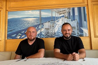 „Adria“ in Frankenberg: Tafeln wie am Mittelmeer - Die Brüder Bani und Bledar Brami (v. r.) im neuen Frankenberger Lokal „Adria".