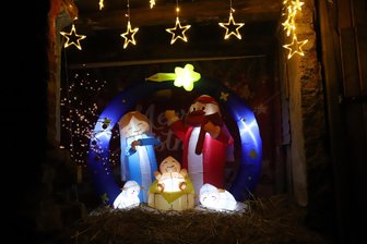 Advent auf den Höfen in Niederbobritzsch: Ungewöhnliche Krippen und Lichterhäuser - Diese ungewöhnliche Krippe findet sich an einem Hof in Niederbobritzsch.