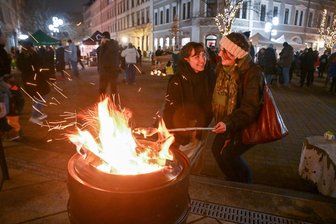Advent etwas anders: Weihnachtsmarkt auf dem Chemnitzer Brühl - Katharina und Lena genießen es, über dem Feuer Knüppelkuchen zu machen.