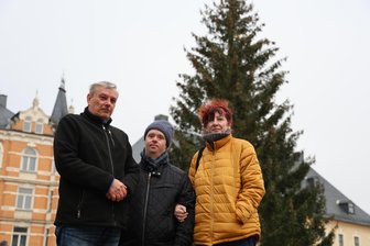 Advent im Erzgebirge: Unner Baam stieht! - Ihr Baum schmückt nun den Annaberger Marktplatz: Ralf Tauscher, Lars und Katrin Breitfeld (v. l.) aus Frohnau. Für sie ein Grund, in diesem Jahr öfter den Weihnachtsmarkt in Annaberg-Buchholz zu besuchen.