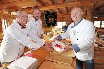 Laden wie im Vorjahr zur Stollenprüfung ein: Die Prüfer Michael Isensee und André Bernatzky sowie René Buschmann, Bäckerinnungsobermeister von Mittelsachsen (v.l.).