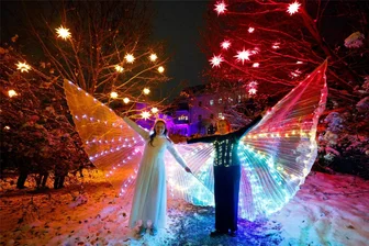 Advent in Hohenstein-Ernstthal: Wo neben Sternen auch die Engel funkeln - Kira Baumgärtel und Claudia Tirschmann als tanzende Engel unter den leuchtenden Sternen im Stadtgarten.