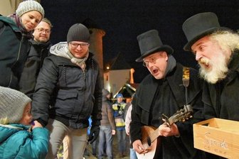 Advents-Endspurt in historischen Mauern - Auf Schloss Voigtsberg in Oelsnitz ist am Wochenende nach zwei Jahren Pause wieder historischer Weihnachtsmarkt. Das Vokal-Duo Die Traminer aus Dresden sang 2018 hier alte, klassische Weihnachtslieder.