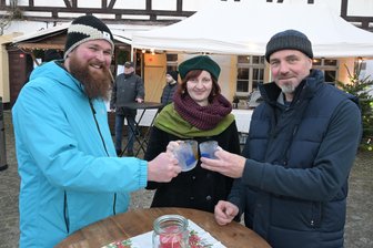 „Advents-Omd“ in Zwönitz feiert Premiere - Ortsvorsteher Kai Günther, Paula Stötzer, Museumsleiterin der Zwönitzer Heimatwelten, und Ulf Bellmann von der Abteilung Tennis des TuS 1859 Zwönitz.