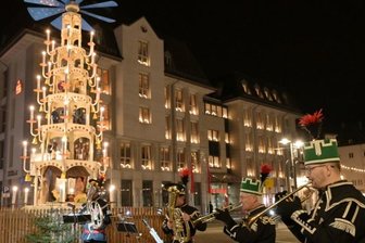 Adventsauftakt im Erzgebirge mit angezogener Bremse - Beim Anschieben der Pyramide auf dem Auer Altmarkt waren Bläser des Bergmannsblasorchester Aue-Bad Schlema dabei. 