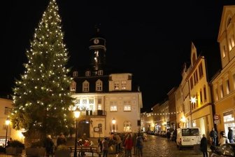 Adventsauftakt mit angezogener Bremse - In Eibenstock gibt es den Weihnachtsladen, Mike Wünscher ist einer der Händler. Weihnachtlich beleuchtet ist der Markt in Schwarzenberg, Drehorgelspieler Frank Reuter stand zur Einkaufsnacht in Zwönitz an der Postmeilensäule (rechts).