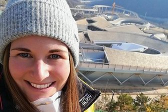 Selfie mit Olympiabahn: Zum Start in die Rodelsaision diesen Winter durfte Julia Taubitz eine Woche lang die künftige Olympiabahn im chinesischen Yanqing testen.