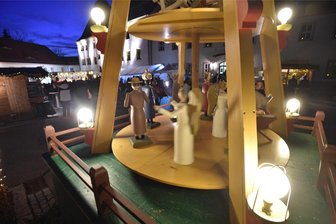 Adventsfeste, Weihnachtsmärkte & Co.: Hier kann man im Chemnitzer Umland die Weihnachtszeit genießen - Vom 8. bis 10. Dezember findet im Rathaushof von Limbach-Oberfrohna der Weihnachtsmarkt statt. Dieser steht in diesem Jahr unter einem märchenhaften Motto und bietet neben zahlreichen Hütten auch ein buntes Bühnenprogramm.