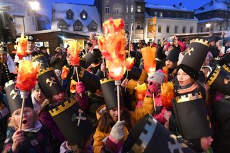 Adventsfieber und Lichterglanz: Stollenmarkt in Brand-Erbisdorf, Bergparade in Freiberg - Mit der Mini-Bergparade beginnt am 5. Dezember der Stollenmarkt in Brand-Erbisdorf.