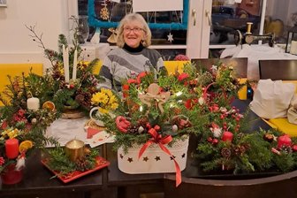 Adventsgestecke entstehen bei Kreativnachmittag in Oelsnitz - 