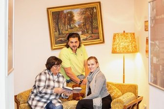 Adventskalender der anderen Art wird in Plauen jetzt zur "Schau auf Gesellschaft" - Der Colorido-Verein öffnet am 3. Dezember auch wieder selbst die Türen: Die ein oder andere Weihnachtsgeschichte lesen dann Vereinschefin Doritta Kolb-Unglaub (von links), Alexander Müller und Bea Prochnow.
