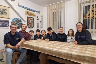 Adventskalender der besonderen Art: Junge Vogtländer stellen ihre 24 Lieblingsorte der Region in Podcast vor - Die Jugendwarte Lukas Sünderhauf und Michael Dümmler (von links) mit ihrem Nachwuchs Leopold, Tom, Adrian, Ben, Vivien und Leni (von links) und Emma Weidlich (rechts) vom VKJR.