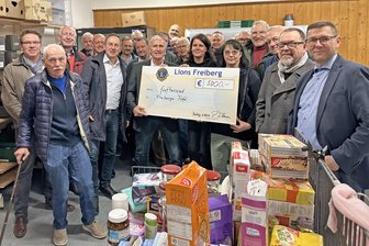 Adventskalender des Lions Club Freiberg: Mit den Erlösen Gutes tun - Die Mitglieder des Lions Clubs Freiberg besuchten die Freiberger Tafel und brachten Hilfe mit.