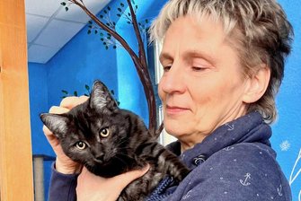 Adventskalender des Tierheims Bockau: Hinter jedem Türchen lugt eine Samtpfote hervor - Susanne Trommler mit Jung-Kater Oleg. Der Stubentiger und seine Schwester Olga warten auf neue Besitzer. 