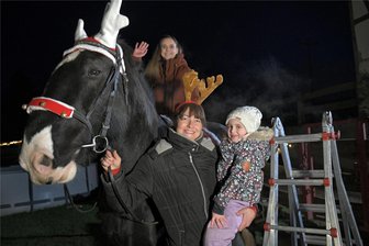 Adventskalender in Obergruna: Wenn ein Pferd zum Rentier wird - Lebender Adventskalender im Großschirmaer Stadtteil Obergruna. Christin Fischer mit der fünfjährigen Eywa und deren Mutter Lisa-Marie Seidel-Rost auf dem Kaltblüter mit dem Namen Gravel Pit Sir James.
