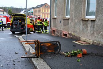 Adventskranz brennt: Drei Verletzte bei Wohnungsbrand in Leisnig - Die Feuerwehr hat am Sonntagvormittag einen Wohnungsbrand am Olbrichtplatz in Leisnig gelöscht.