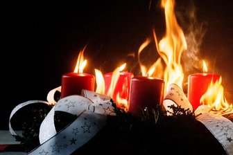 Adventskranz fängt Feuer in Mittelbach - Es kann schnell gehen, dass ein Adventskranz Feuer fängt.