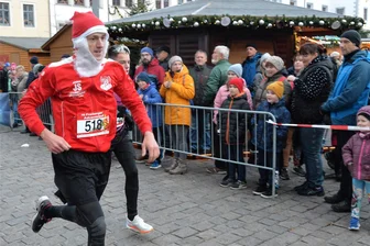 Adventslauf in Freiberg: Verkehrsbehinderungen möglich - Der diesjährig Adventslauf startet auf dem Freiberger Christmarkt. Das Bild zeigt Läufer Julian Schulze verkleidet als Weihnachtsmann verkleidet bei einem früheren Lauf. Foto: Eckardt Mildner/Archiv