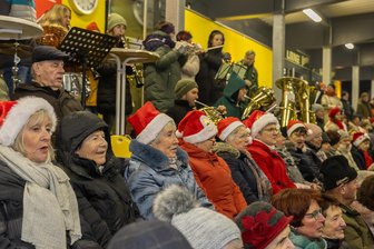 Adventsliedersingen im Auerbacher Stadion: Besinnlichkeit mit gemischten Gefühlen - Auf der Tribüne im Auerbacher Stadion blieb zum Weihnachtsliedersingen kein Platz frei.