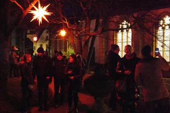 Adventsmarkt am Dom zu Freiberg: Kuchen, Glühwein und Weihnachtsduft -