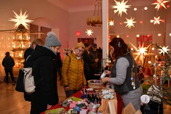 Adventsmarkt auf Schloss Rochsburg: „Können nur hoffnungsvoll bleiben“ - Romantischer Adventsmarkt auf Schloss Rochsburg: Der Markt fand auf mehreren Etagen statt, unter anderem auch in den Räumen zur Sonderausstellung mit den Herrnhuter Sternen.