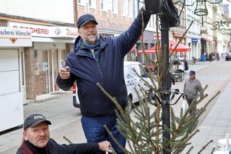 Adventsradio geht wieder auf Sendung - Premiere im Vorjahr: Frank Stahn (links) und Andreas Kawa beim Einstellen der Lautsprecher in der Silberstraße.