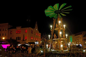Adventsstart in Hohenstein-Ernstthal: Bürger lachen über „Rotlicht-Rathaus“ - Die Hohenstein-Ernstthaler Pyramide am Rathaus, dessen Fenster am Samstagabend in Rot erstrahlen.
