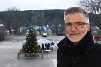 Adventszauber: Bad Elster bespielt erstmals den Kirchplatz - Bürgermeister Olaf Schlott hatte die Idee zum Advents-Zauber auf dem Kirchplatz.