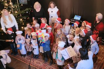 Adventszauber bringt Lichtentanner Barbara zum Leuchten - Die „Parkwichtel“ boten ein sorgsam einstudiertes Programm.