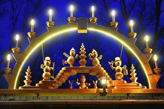 Adventszauber lockt auch in das Schneemannland - Der Schneemannland-Schwibbogen auf dem Dorfgemeinschaftshaus in Riechberg wird am Samstag um 18 Uhr eingeschaltet. Am Sonntag lädt die Drechslerei Wagner dann zum Lichtelfest in die Werkstatt ein.
