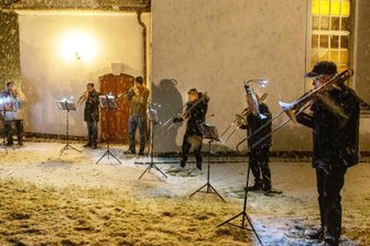 Adventszeit: Kirche im Krisenmodus - Blechbläser müssen draußen bleiben: Weil die Blasmusik dazu beitragen kann, dass sich Viren verbreiten, darf in der Kirche nicht mit Posaune & Co. musiziert werden. So spielte der Posaunenchor im Schneegestöber.