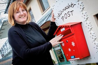 Adventszeit - Pflegedienstleiterin Silvia Reichel am Briefkasten.
