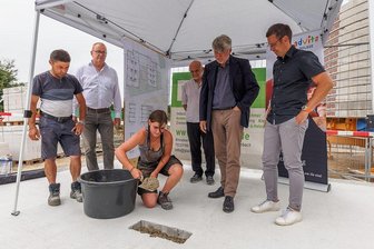 Advita-Pflege errichtet für 7 Millionen Euro zweites Haus in Ehrenfriedersdorf - Der Grundstein ist gelegt. Im Bild: Bauleiter Peter Fürl, Architekt Thomas Schindler, Matthias Faensen, Projektleiter Olek Weber und Maurer-Auszubildende Raja Hilgert.