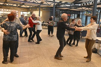 Älteste Besucherin ist 101: Premiere für Senioren-Tanznachmittag im Vogtland voller Erfolg - Rund vier Dutzend Besucher nutzten den Seniorentanz. Foto: Eckhard Sommer