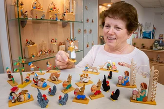 Älteste Schnitzerei im Erzgebirge in Not: Wie lange gibt es noch die Helbig-Figuren? - Das Schokoladenmädchen gehört zu den am meisten verkauften Figuren der Firma Helbig, sagt Inhaberin Bettina Bergmann.