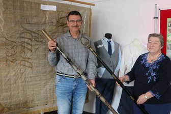 Ältester Laienchor Sachsens feiert 200. Geburtstag: Hinter dieser Fahne steckt eine besondere Geschichte - Uta Scheufler und Frank Pfeiffer zeigen die originale Fahnenstange von 1907 und die Fahne, die 1832 von den Frauen der Sänger gestiftet wurde.