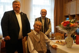 Ältester Mann Werdaus feiert 102. Geburtstag - Johannes Stiebert (vorn) strahlt zu seinem 102. Geburtstag. Auch OB Sören Kristensen (l.) hat gratuliert.