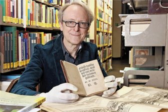 Ältester Nachweis des Steigerlieds soll erstmals in Zwickau ausgestellt werden - Lutz Mahnke von der Ratsschulbibliothek Zwickau mit der seltenen Steigerlied-Ausgabe.
