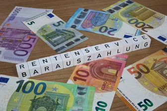 Änderung bei der Auszahlung der Rente: Warum viele Senioren jetzt handeln müssen - Noch zahlt der Rentenservice der Postbank auf Wunsch die Rente Monat für Monat bar aus, doch schon bald wird das nicht mehr möglich sein.