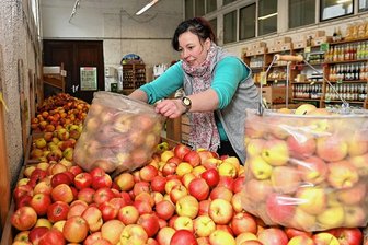 Äpfel zur Weihnachtszeit: Tipps aus dem Obstgut Seelitz - Die Äpfel des Obstgutes Seelitz sind zum Beispiel im Hofladen am Genossenschaftssitz in Gröblitz erhältlich. Mitarbeiterin Beate Jahn betreut den Laden und füllt regelmäßig die Apfelkisten auf. 