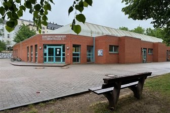 Ärger an der Karl-Heinz-Freiberger-Halle in Meerane: Polizei rückt mit Einsatzzug an - In der Nähe der Karl-Heinz-Freiberger-Halle war die Polizei am Samstagabend im Einsatz.