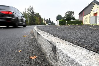 Ärger auf der B 169 bei Hainichen: Ist die neue Mittelinsel ein Reifenkiller? - Auch nach tagelangem Regen gut zu sehen, sind die schwarzen Stellen am neuen Bordstein. Wie viele Reifen haben den Bereich der neu gebauten Querungshilfe auf der B 169 am Ortseingang Gersdorf schon touchiert?