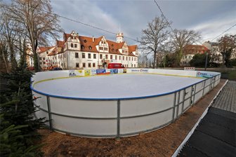 Ärger auf der Eisbahn in Glauchau: Polizei und Rettungsdienst waren am Sonntagabend im Einsatz - Blick auf die Eisbahn in Glauchau: Hier waren am Sonntag die Polizei und der Rettungsdienst im Einsatz.