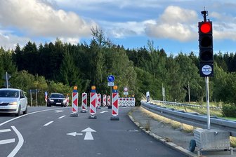 Ärger bei Autofahrern: Baustelle im Vogtland fertig und trotzdem gesperrt? Das steckt dahinter - Diese Ampel regelte den Verkehr am Abzweig Schöneck. Nun ist die Straße wieder frei.