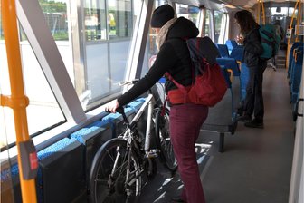 Ärger bei Fahrradmitnahme in der Freiberger Bahn: So klappt‘s trotzdem - Fahrradmitnahme in der Freiberger Eisenbahn: Viel Platz ist nicht.