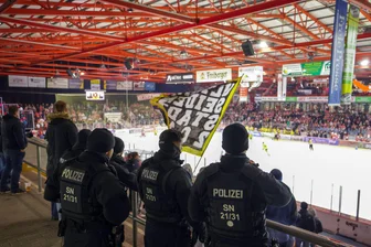 Ärger beim Eishockey in Crimmitschau: Polizei nimmt Strafanzeigen gegen Fans aus Krefeld auf - Polizeibeamte verfolgten die Partie zwischen Crimmitschau und Krefeld über dem Gäste-Fanblock.