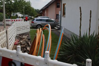 Ärger beim Internetausbau in Zwickau-Planitz: Informationsfluss hält mit Bautempo nicht Schritt - Ende Mai haben im Wohngebiet am Kreuzberg in Zwickau-Planitz die Bauarbeiten für die Breitbanderschließung begonnen. Überall Baugruben, Kabelgräben und Leerrohre. Die Tiefbauarbeiten sollen bis Ende Juni abgeschlossen sein.