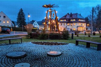 Ärger im Advent: Wirbel um fehlenden Weihnachtsbaum in Pockau - Derzeit sorgt die Pyramide für weihnachtliche Stimmung im Pockauer Kulturpark. Demnächst erstrahlt dort noch ein Weihnachtsbaum.