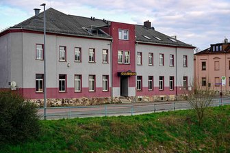 Ärger im Clubhaus in Crimmitschau: 54-jähriger Mann in der Nacht von Samstag zu Sonntag schwer verletzt - Ein 54-jähriger Mann wurde bei der Auseinandersetzung am Clubhaus in Crimmitschau verletzt.